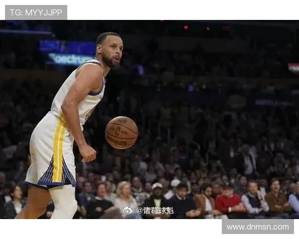 库里精彩抢断后快攻三分精准命中展现超强个人能力